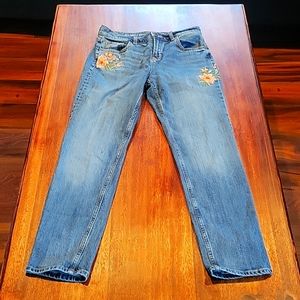 VERY CUTE! Womens size 2- boyfriend Old Navy Jeans with stitched flower design!